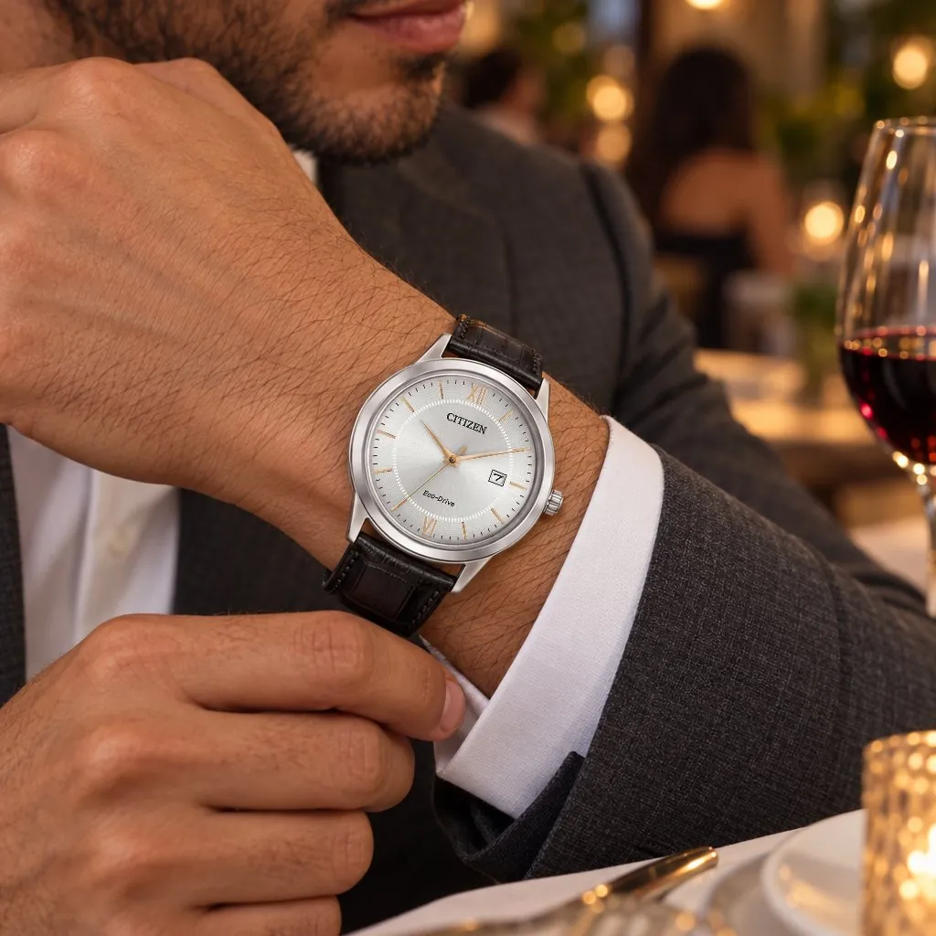 Citizen Eco-Drive clásico, correa de cuero (AW1236-03A) en la muñeca